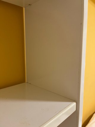 Estantería blanca con puertas y baldas