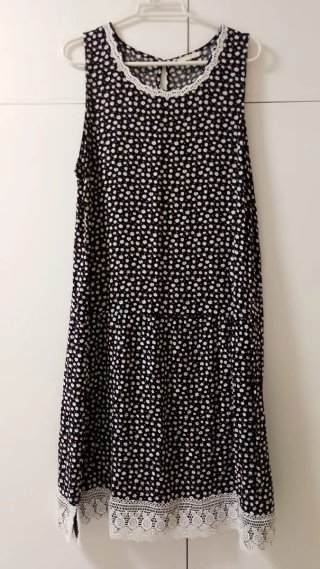 Vestido negro con flores blancas