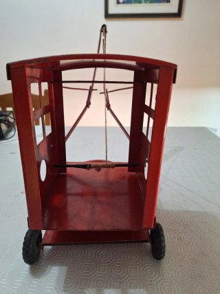 Grua Tri-ang de hojalata roja