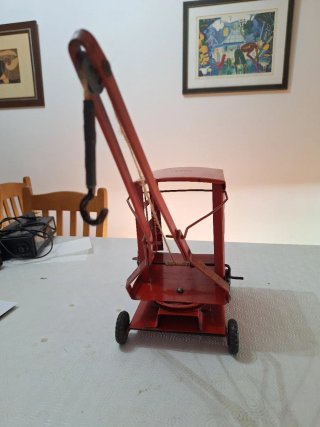 Grua Tri-ang de hojalata roja