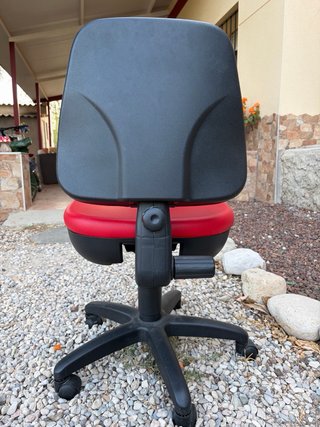 Silla de oficina roja, de estudiante.