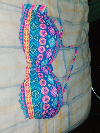 Top bikini estampado hojas