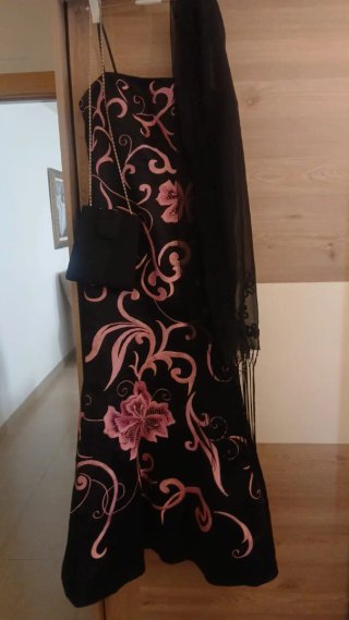 Vestido fiesta negro y fular bolso