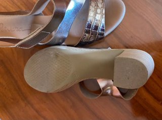 Sandalias tacón doradas Talla 40