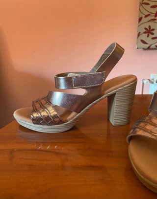 Sandalias tacón doradas Talla 40