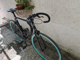 Bicicleta urbana negra con ruedas azules