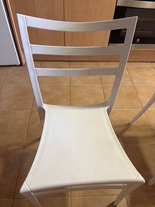 Sillas de cocina blancas de plástico