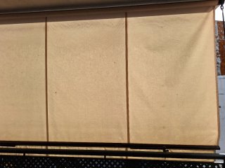 Toldo beige y gris