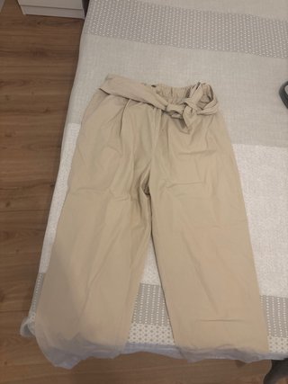 Pantalón ancho beige con cinturón
