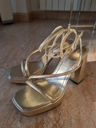 Sandalias de tacón doradas talla 39