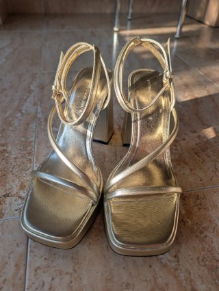 Sandalias de tacón doradas talla 39