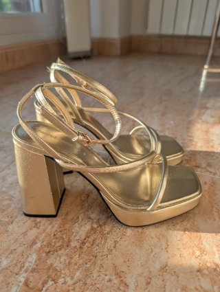 Sandalias de tacón doradas talla 39