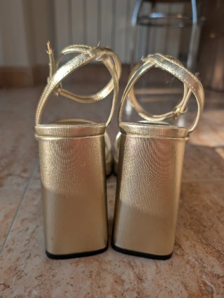Sandalias de tacón doradas talla 39