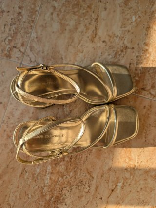 Sandalias de tacón doradas talla 39