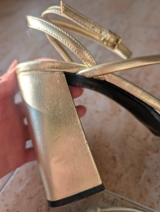 Sandalias de tacón doradas talla 39
