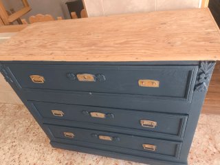 Cómoda antigua azul con detalles dorados