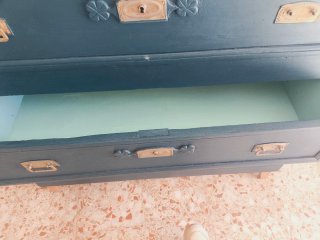 Cómoda antigua azul con detalles dorados