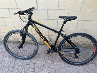 Bicicleta de Montaña Negra y Naranja