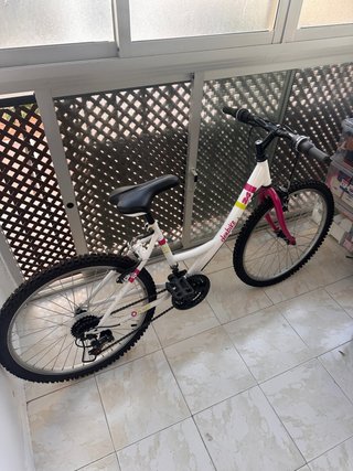 Bicicleta infantil 24” blanca y rosa