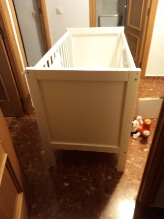 Cuna de bebé blanca