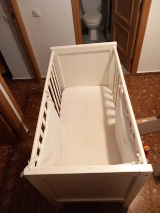 Cuna de bebé blanca