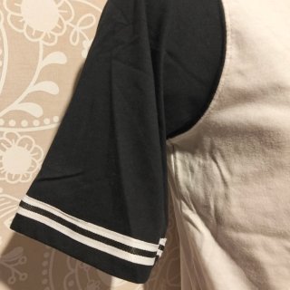 Camiseta estilo béisbol.