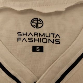 Camiseta estilo béisbol.
