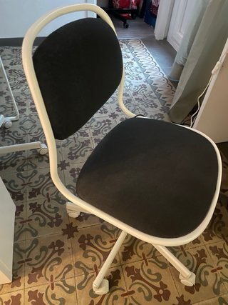 Silla de oficina negra y blanca