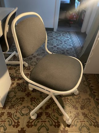 Silla de oficina negra y blanca