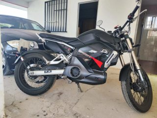Super Soco Moto Naked Negra y Plata