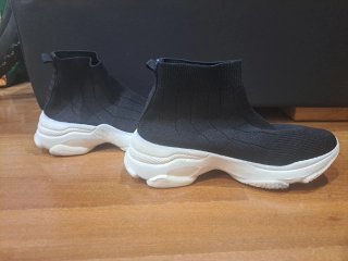 Zapatillas deportivas negras y blancas