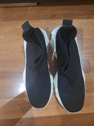 Zapatillas deportivas negras y blancas
