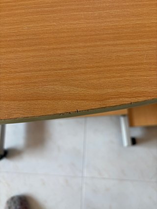 Escritorio de madera y metal, bandejas extraíbles.