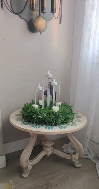 Mesa auxiliar redonda con diseño mandala