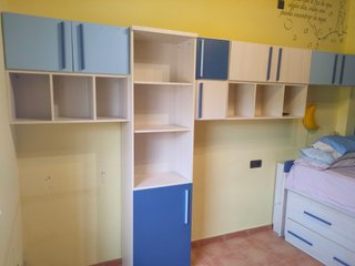 Dormitorio juvenil con cama nido + estantería