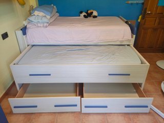 Dormitorio juvenil con cama nido + estantería