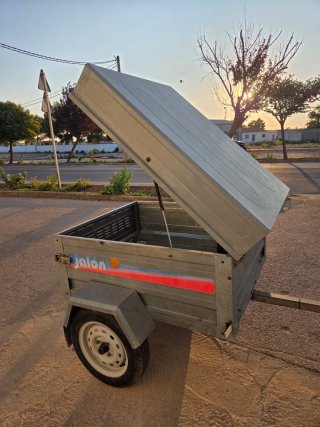 Remolque / carro cerrado con tapa
