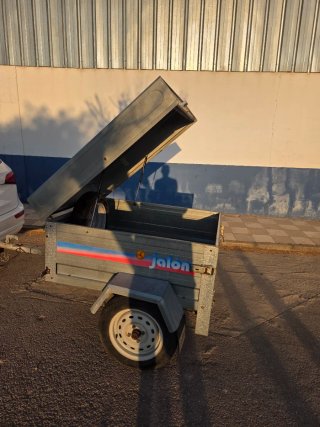 Remolque / carro cerrado con tapa