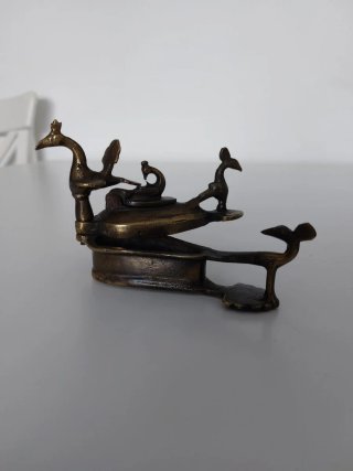 Recipiente de bronce para cosméticos