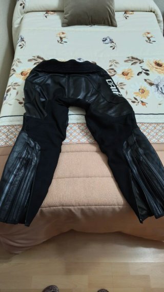 Mono Dainese moto cuero negro talla 52