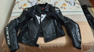 Mono Dainese moto cuero negro talla 52