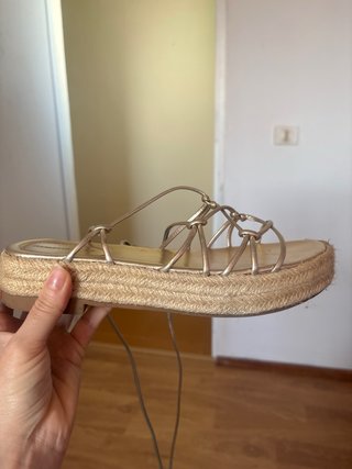 Sandalias romanas doradas atadas