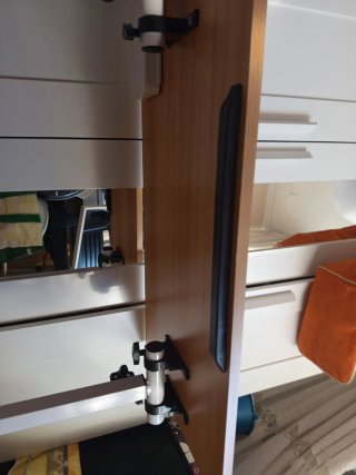 Mesa elevable y plegable madera y metal.