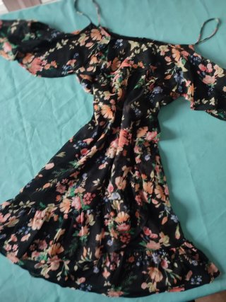 Vestido Stradivarius floral hombros descubiertos