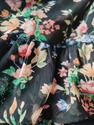 Vestido Stradivarius floral hombros descubiertos