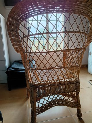 Dos sillones de mimbre con cojines