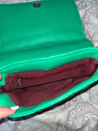Bolso verde acolchado con cadena dorada