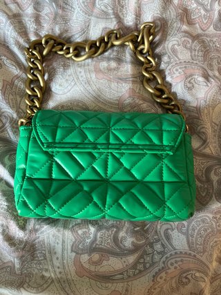 Bolso verde acolchado con cadena dorada