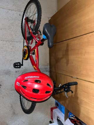 Bicicleta infantil roja Regalo casco