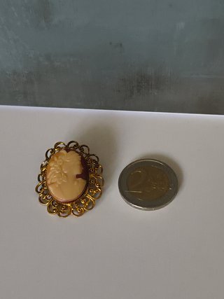 Broche camafeo vintage con marco en tono dorado